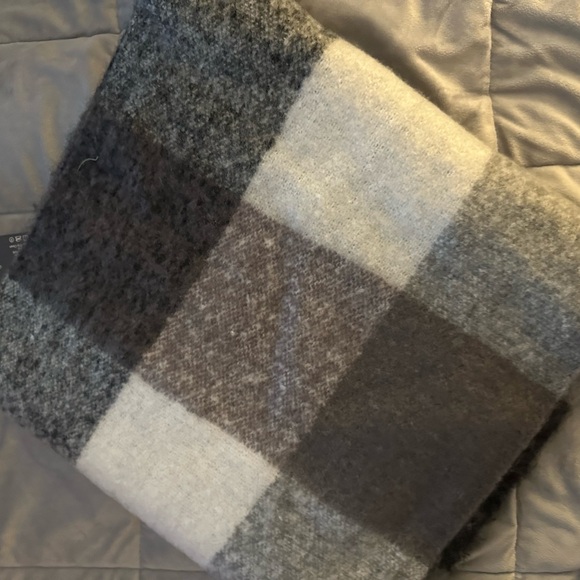 Checkered blanket scarf with fringe - Picture 3 of 10